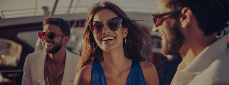 Mujer sonriendo con una copa de champagne