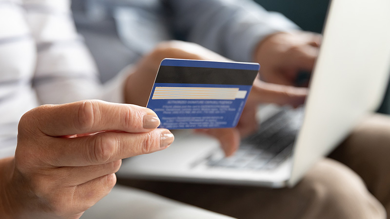 Mujer haciendo compras online con su tarjeta Visa